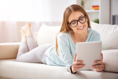 Kanepede yatan neşeli kadın