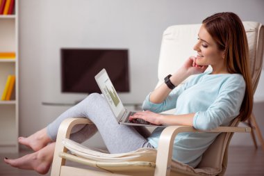 Cep telefonu kullanan hoş kadın