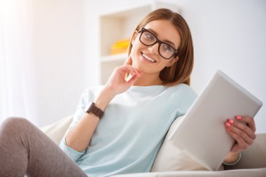 Kanepede dinlenen neşeli kadın