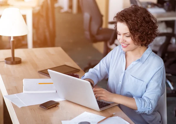 Mujer agradable usando el ordenador portátil —  Fotos de Stock