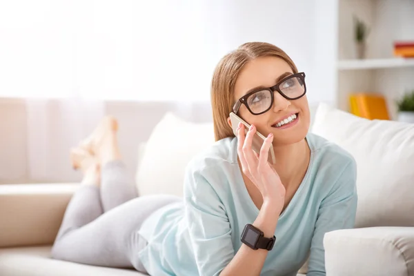 Mujer positiva hablando por teléfono celular — Foto de Stock