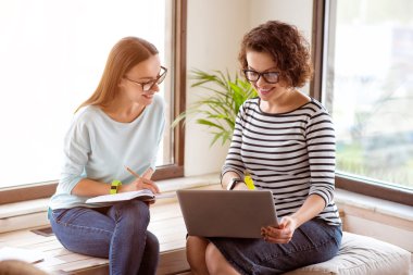 neşeli meslektaşlar projeyi tartışıyor