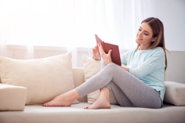 Pozitif kadın kitap okumak