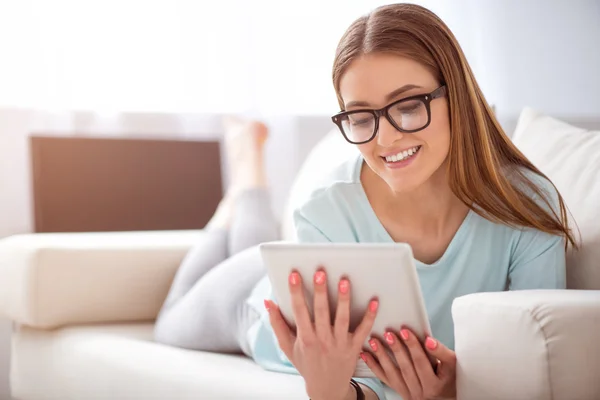 Mujer positiva descansando en el sofá — Foto de Stock