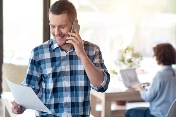 Aangename man praten op mobiele telefoon — Stockfoto