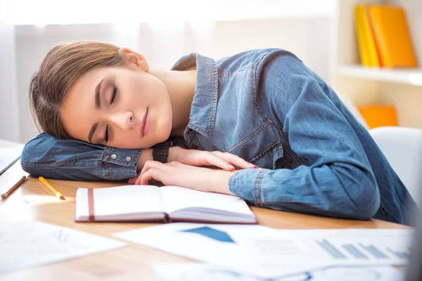 Piacevole donna che dorme a tavola — Foto Stock