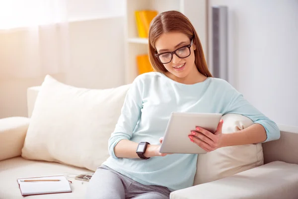 Mujer positiva usando tableta —  Fotos de Stock