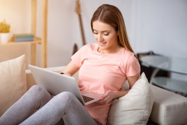 Güzel kadın kanepede oturan.