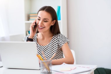 Hoş kadın cep telefonundan söz