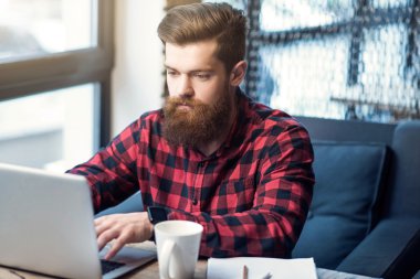 Masada oturan acımasız sakallı adam