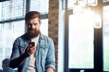 Keyifli mutlu adam müzik dinlerken