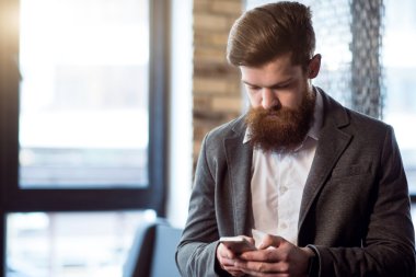 Cep telefonu kullanarak Hoş acımasız sakallı adam