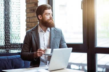 Kahve içmek hoş sakallı adam