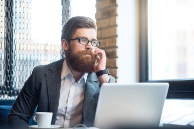 Cep telefonuyla konuşan ciddi sakallı adam