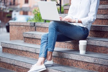 Büyük bir şehirde modern genç kadın