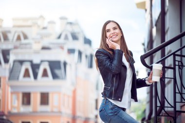 Büyük bir şehirde modern genç kadın