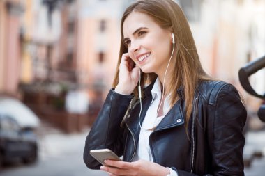 Büyük bir şehirde modern genç kadın