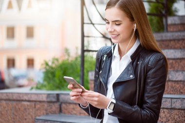 Büyük bir şehirde modern genç kadın