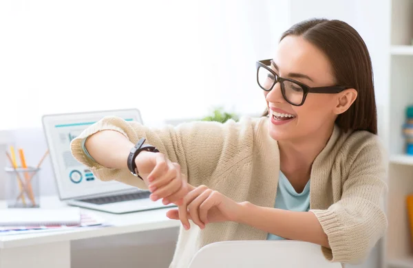 Mujer agradable sentada a la mesa — Foto de Stock