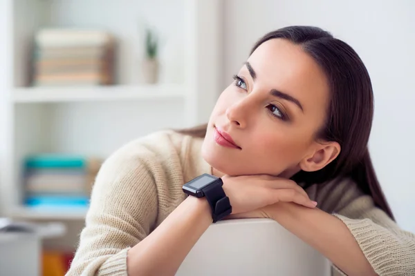 Agradable hermosa en la silla — Foto de Stock