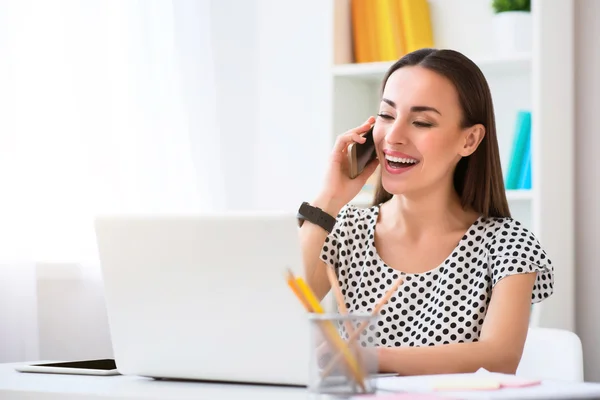 Fröhlich lächelnde Frau im Gespräch — Stockfoto