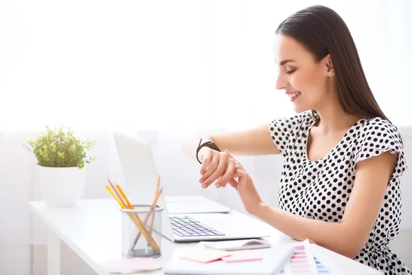 Mujer agradable sentada a la mesa — Foto de Stock