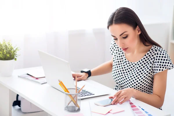 Mujer agradable sentada a la mesa — Foto de Stock