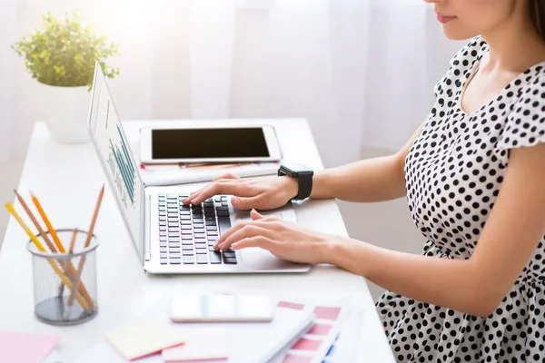 Angenehme Frau arbeitet am Laptop — Stockfoto