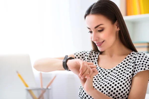 Mujer agradable usando reloj inteligente — Foto de Stock