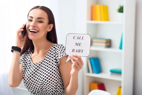 Mujer alegre hablando en el teléfono celular — Foto de Stock