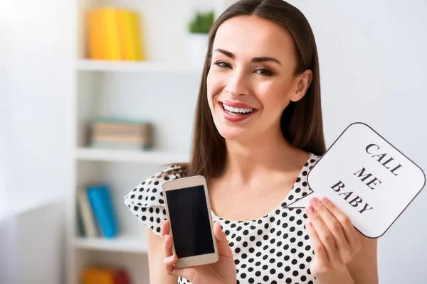 Agradable mujer alegre sosteniendo el teléfono celular — Foto de Stock