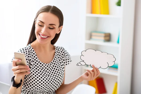 Mujer positiva sosteniendo el teléfono celular — Foto de Stock