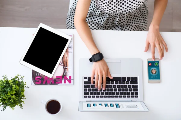 Mooie vrouw die op laptop werkt — Stockfoto