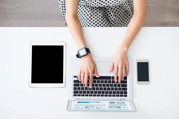 Nice woman working on the laptop — Stock Photo, Image