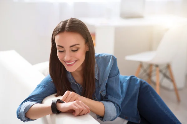 Nette positive Frau, die sich auf der Couch ausruht — Stockfoto