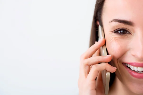 Agradable mujer sonriente hablando por teléfono celular — Foto de Stock