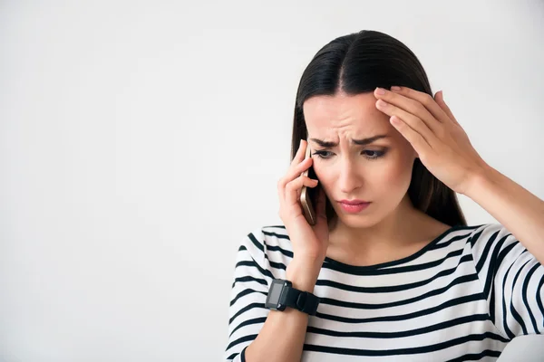 Enttäuschte Frau telefoniert — Stockfoto