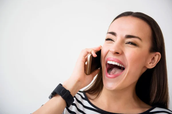 Encantadora mujer emocional hablando por teléfono celular — Foto de Stock