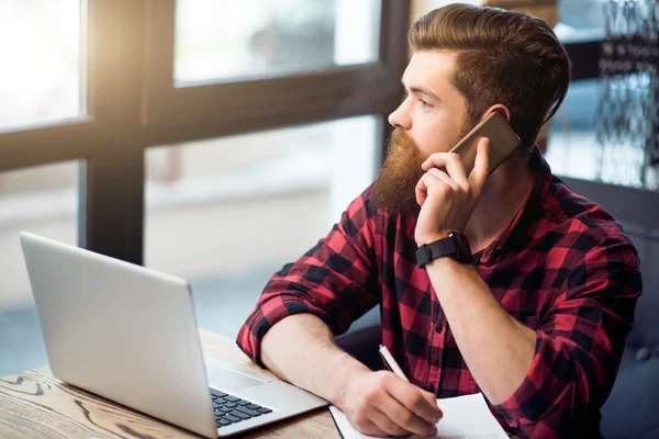 Vollbärtiger Mann telefoniert — Stockfoto