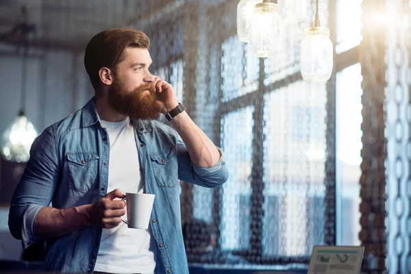 Neşeli sakallı adam cep telefonuyla konuşuyor — Stok fotoğraf