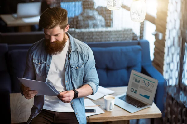 Positieve bebaarde man staande in het kantoor — Stockfoto