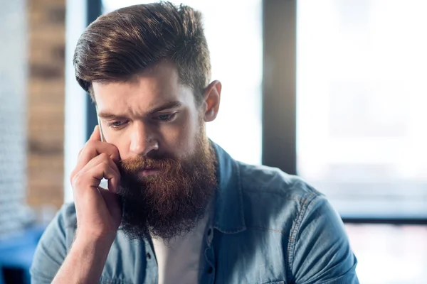 Agradable hombre barbudo usando el teléfono celular —  Fotos de Stock