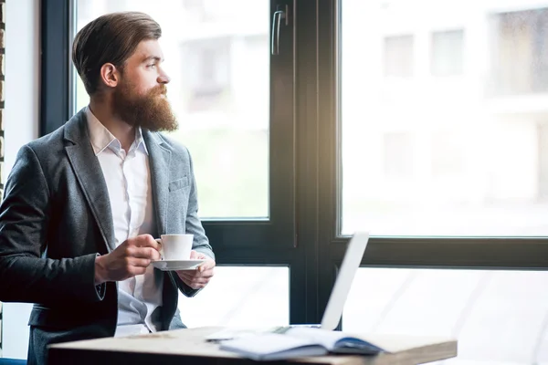 Aangename bebaarde man koffie drinken — Stockfoto