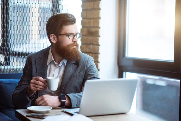 Nachdenklicher bärtiger Mann trinkt Kaffee — Stockfoto