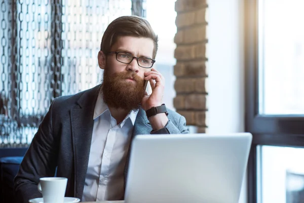 Geconcentreerd bebaarde man koffie drinken — Stockfoto