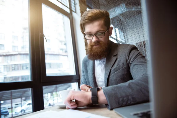 Glada skäggig man dricka kaffe — Stockfoto