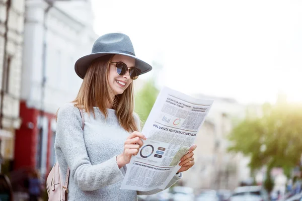 Moderne jonge vrouw in een grote stad — Stockfoto