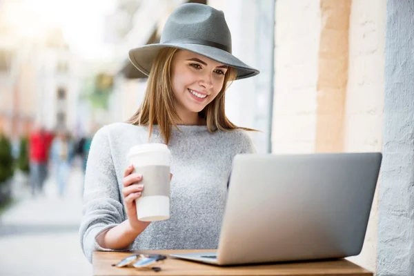 Modern young woman in a big city — Stock Photo, Image