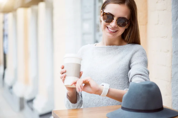 Joven mujer moderna en una gran ciudad — Foto de Stock