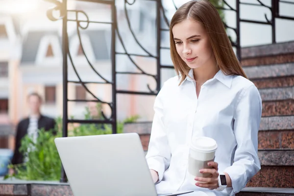 Joven mujer moderna en una gran ciudad —  Fotos de Stock